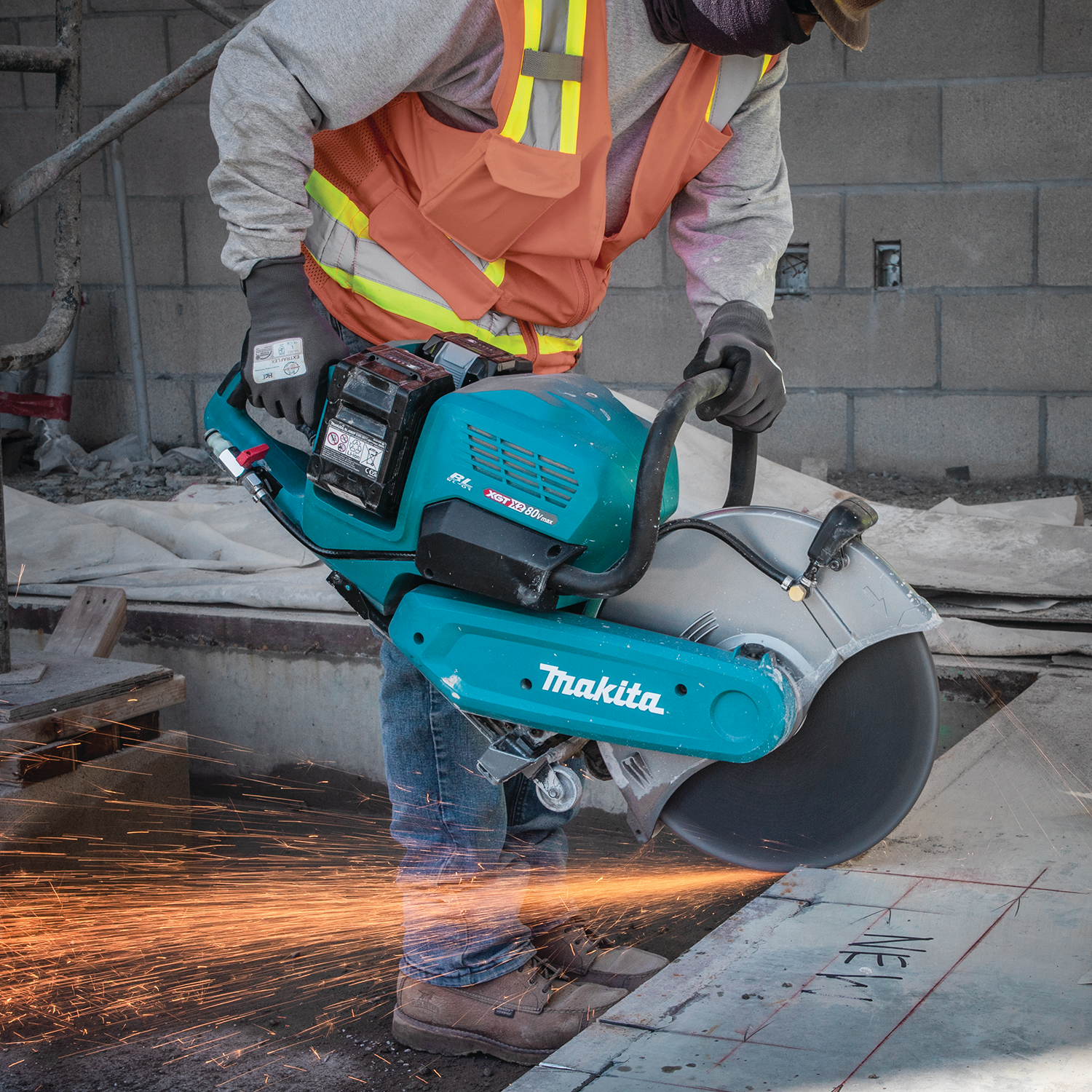 Makita 80V max (40V X2) XGT Brushless Lithium-Ion 14 in. Cordless AFT Power Cutter Kit com freio elétrico e 4 baterias (8 Ah)