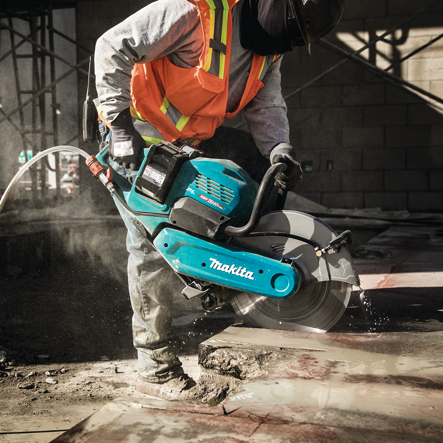 Makita 80V max (40V X2) XGT Brushless Lithium-Ion 14 in. Cordless AFT Power Cutter Kit com freio elétrico e 4 baterias (8 Ah)