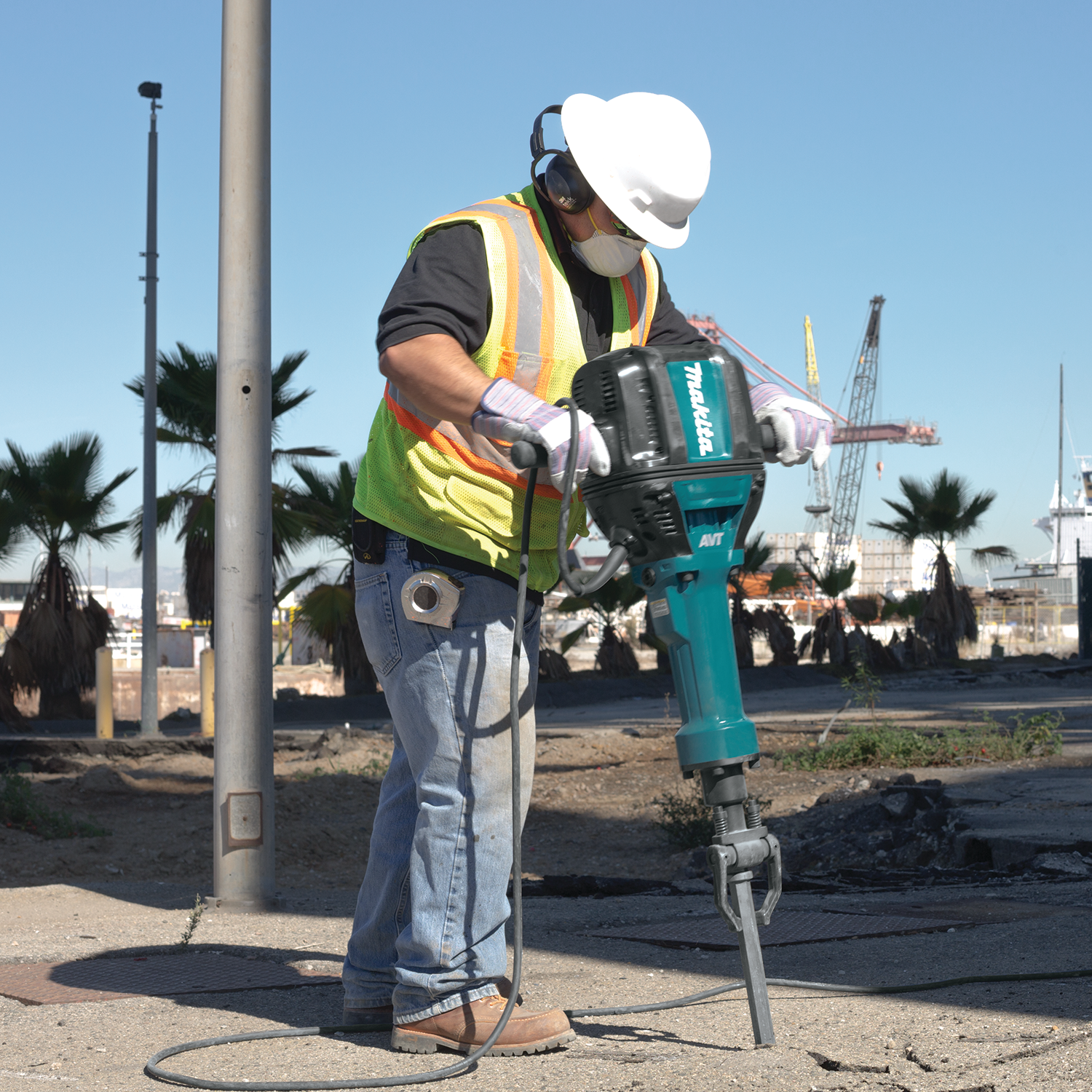 Makita HM1812X3 70 lb. Martelo demolidor AVT avançado com brocas e carrinho 